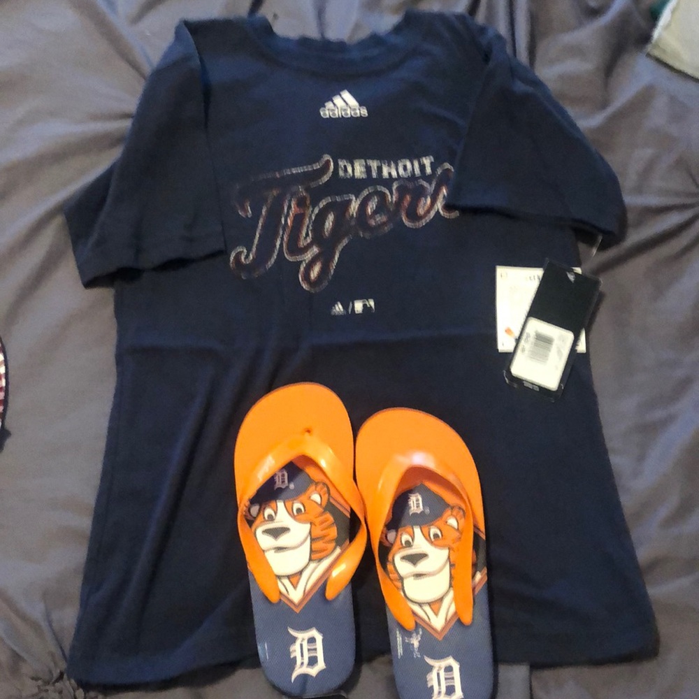 Boys size small shirt and size 3 flip flop Detroit tigers